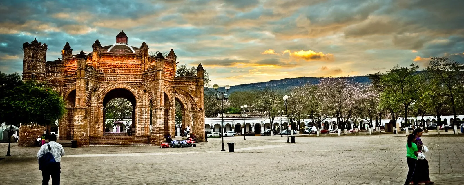 La Pila de Chiapa de Corzo al atardecer: la fuente mudéjar de ladrillo con sus arcos y su cúpula, sola en la explanada de la plaza