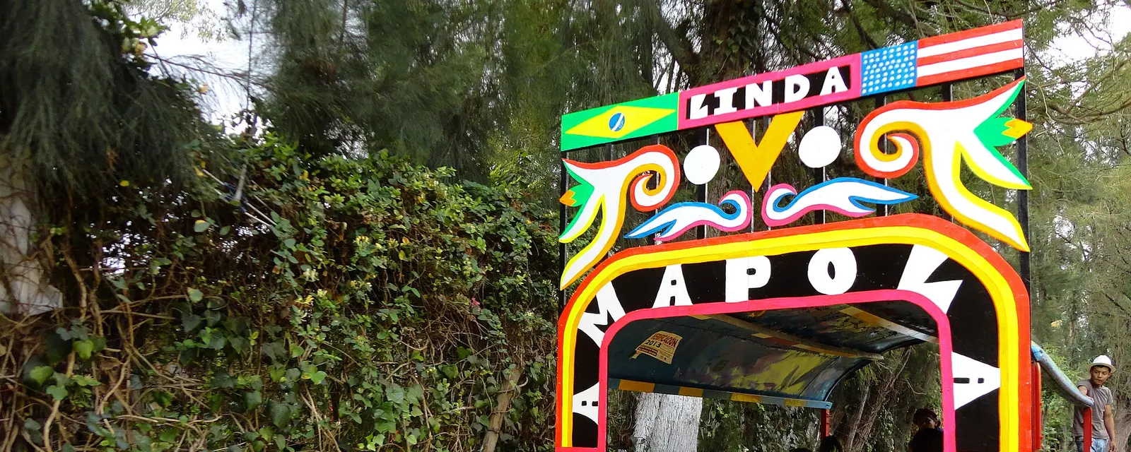 Trajinera en los canales de Xochimilco, Ciudad de México