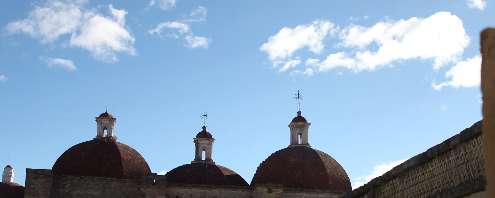 Cúpulas y grecas del conjunto arqueológico de Mitla, Oaxaca