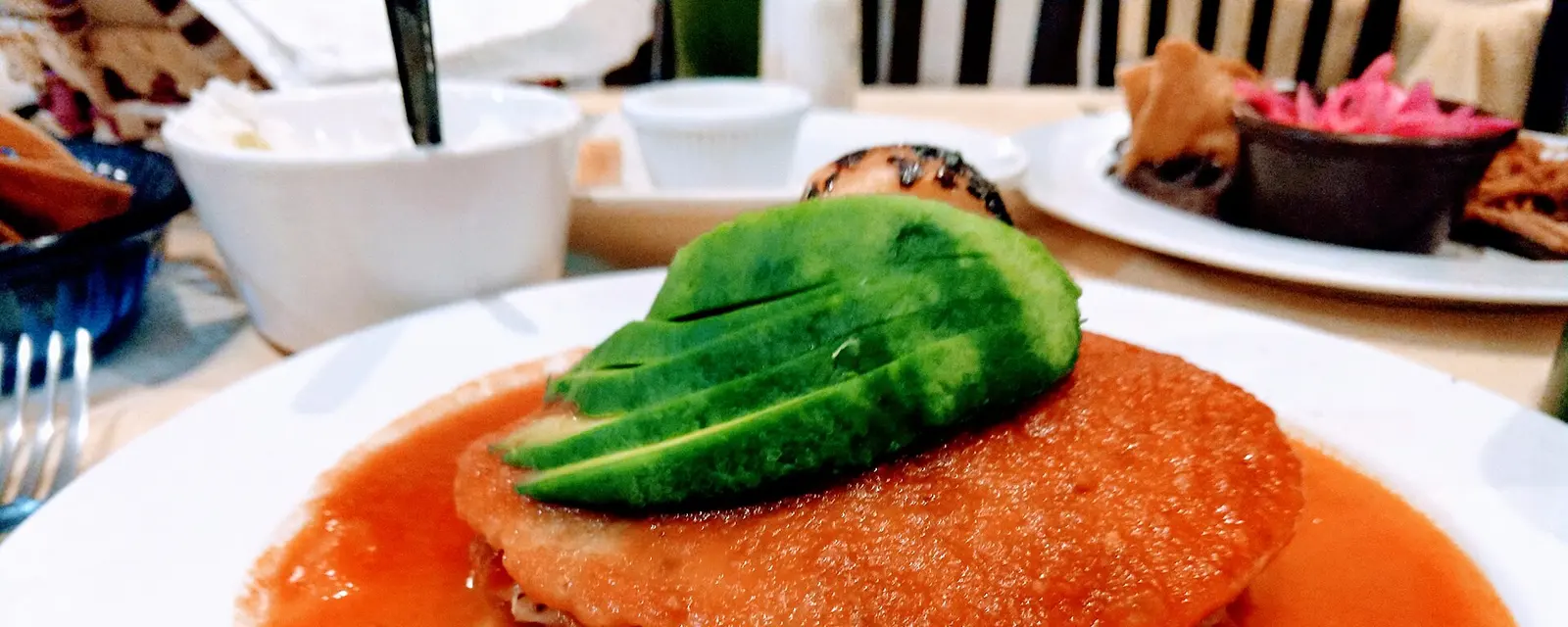 Pan de cazón campechano: capas de tortilla frita, frijol negro y cazón deshebrado en salsa de tomate
