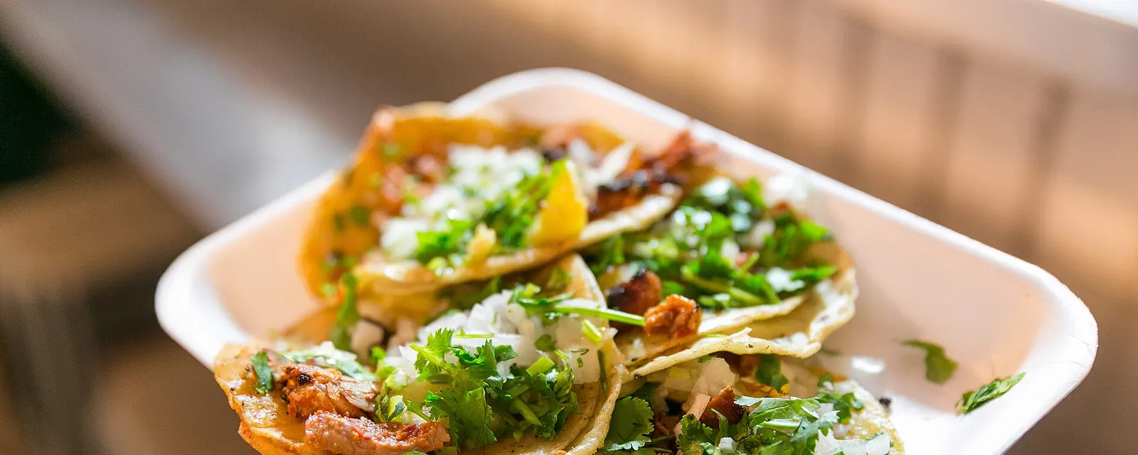 Tacos al pastor con piña, cilantro y cebolla sobre tortillas de maíz