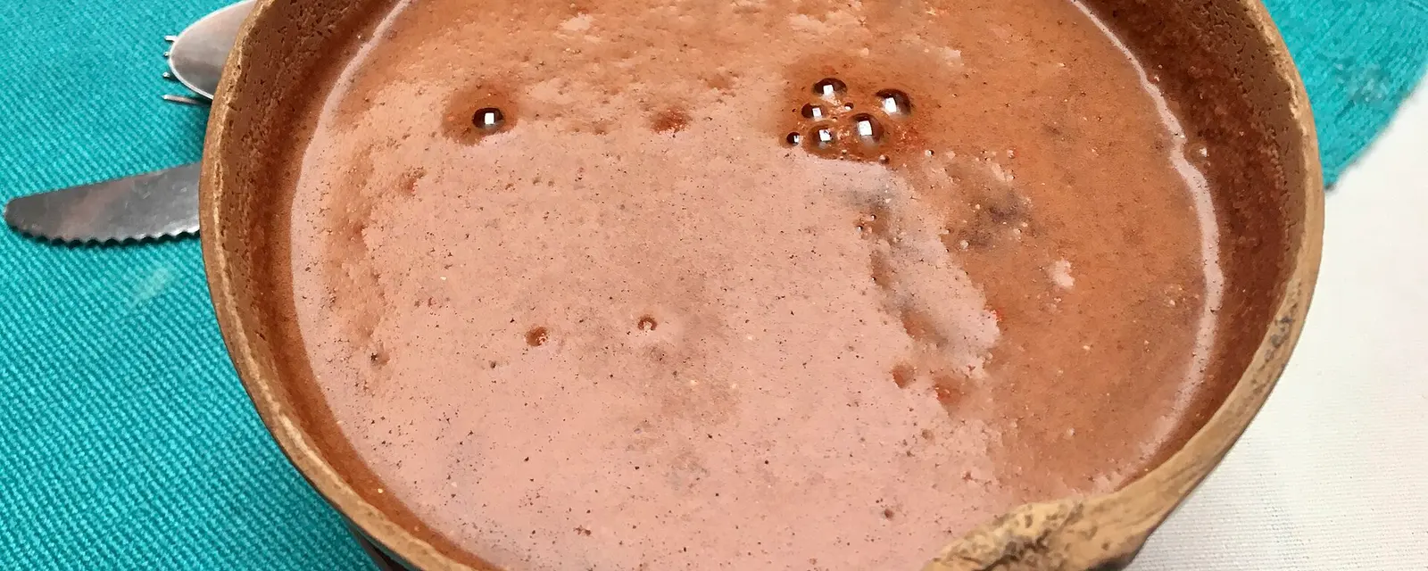 Pozol de maíz servido en una jícara, la bebida tradicional de Chiapas