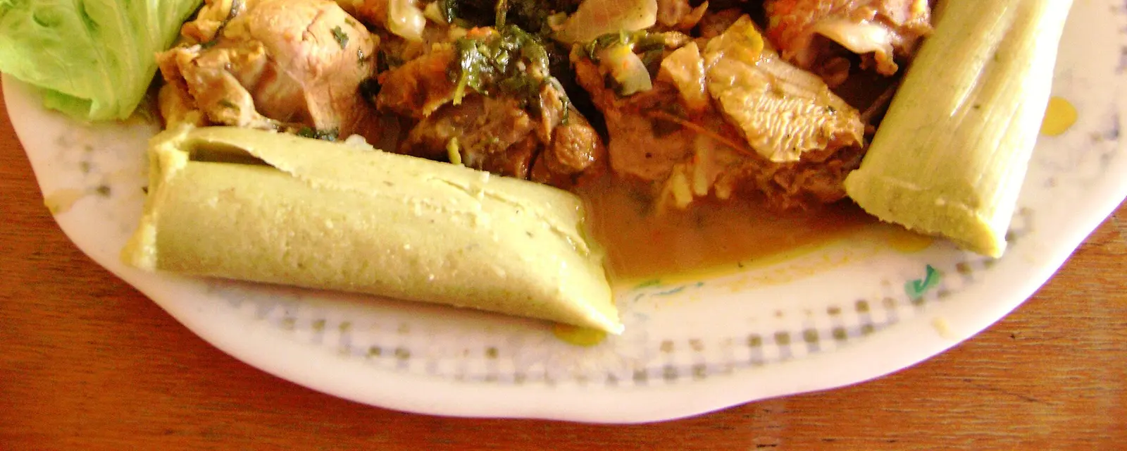 Plato de cabrito asado acompañado de tamales, cocina tradicional del noreste de México