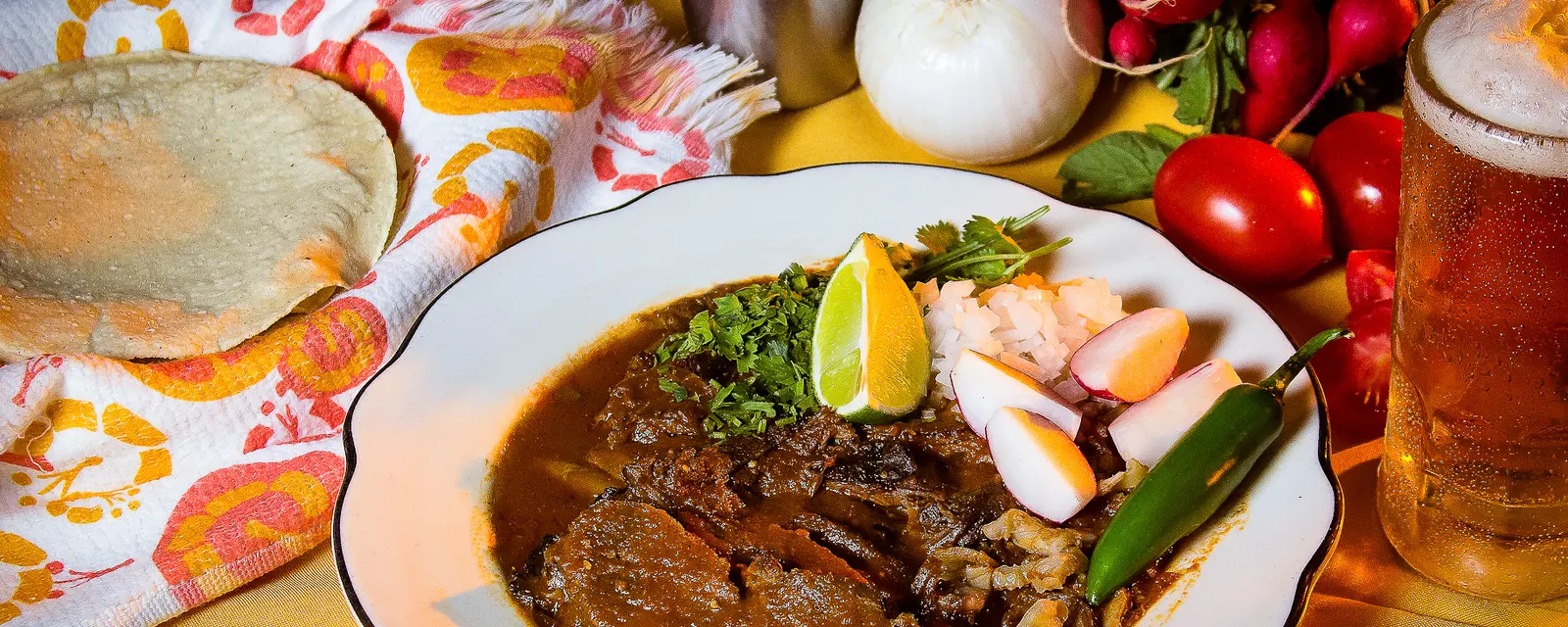Birria tatemada de La Barca, Jalisco, servida en su consomé