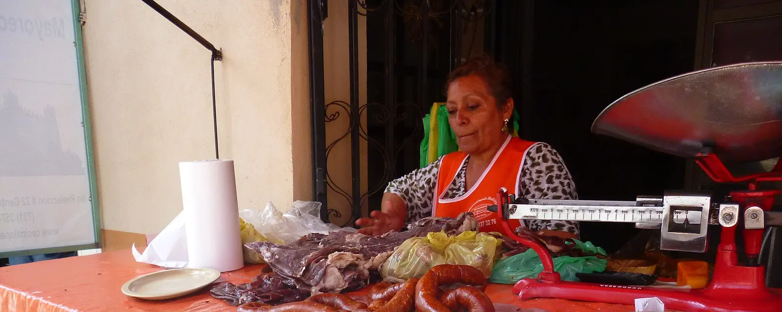 Mostrador de cecina y longaniza en el mercado de Yecapixtla, Morelos