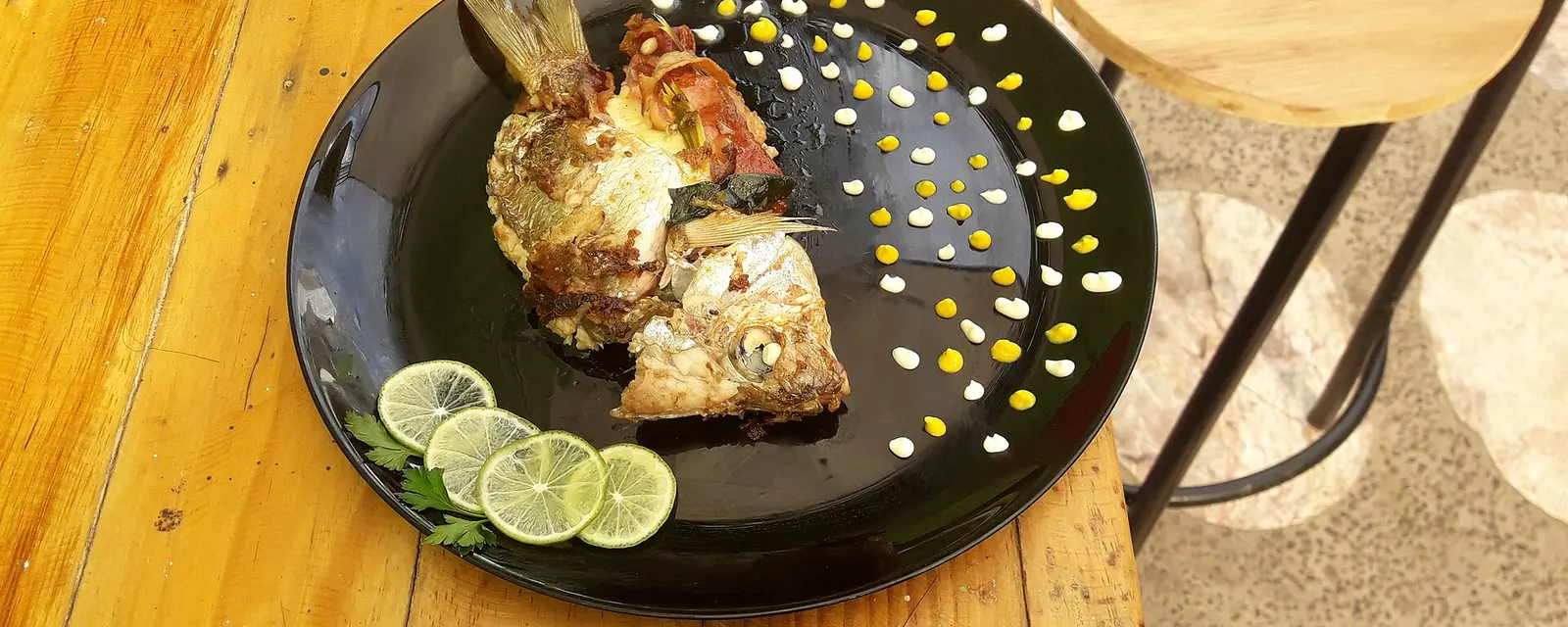 Pescado zarandeado asándose sobre parrilla a las brasas, tradición de la costa nayarita