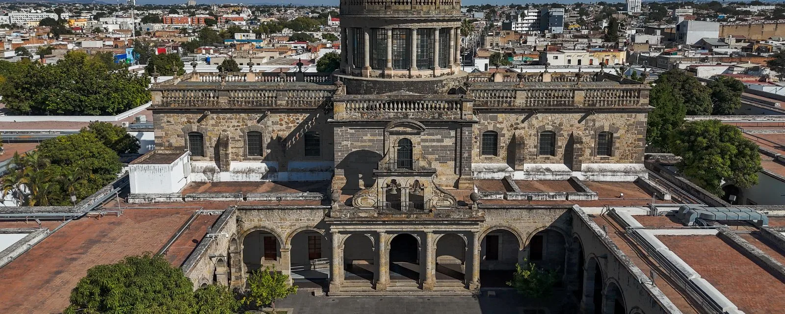 El Hospicio Cabañas visto desde el aire: la cúpula y la portada de la capilla al centro, rodeadas por los patios y las arquerías del conjunto