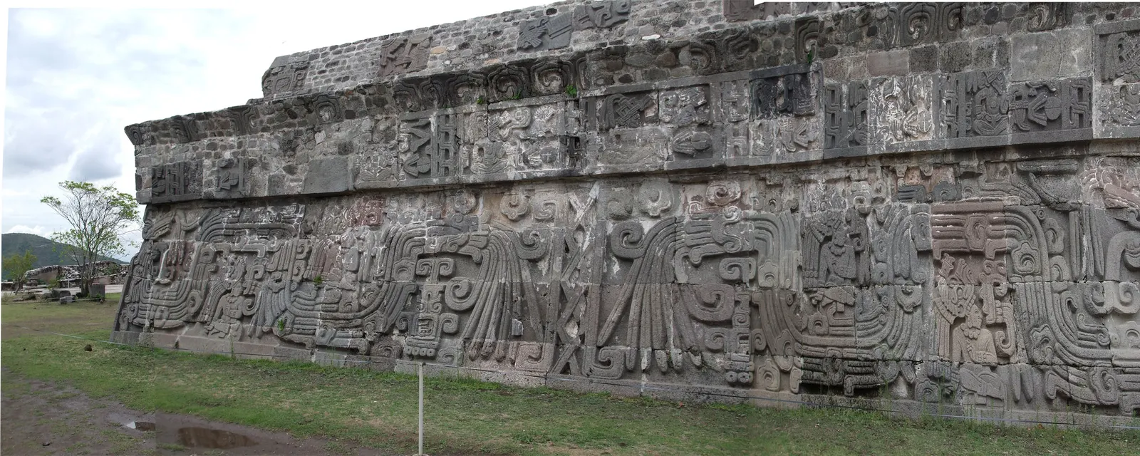 Detalle del friso de la Pirámide de las Serpientes Emplumadas de Xochicalco: cuerpos de serpiente ondulados labrados en piedra a lo largo de todo el muro