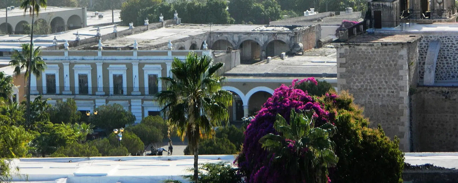Plaza de Álamos con su iglesia entre la bruma de la sierra sonorense