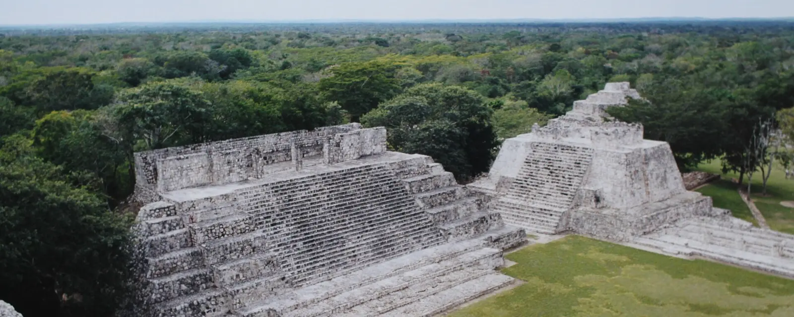 Edificio de los Cinco Pisos de Edzná visto desde la gran acrópolis