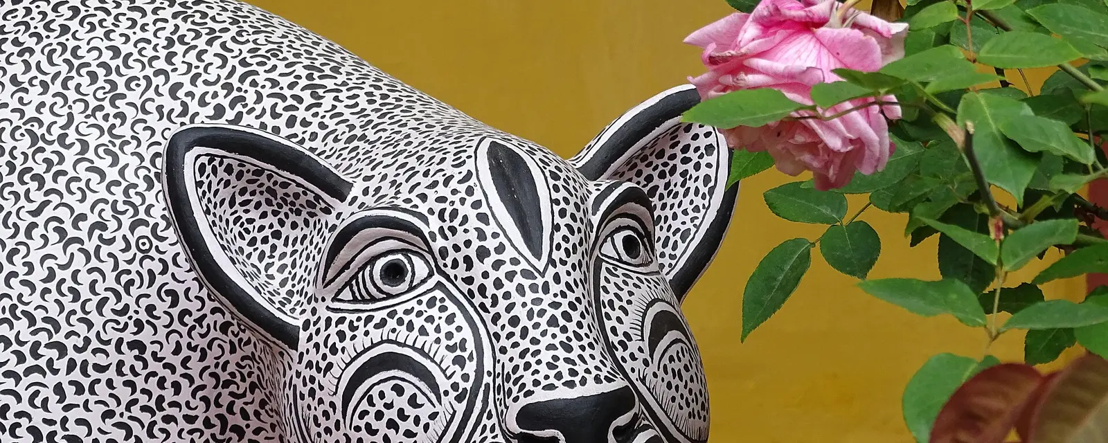 Escultura de jaguar en la casa museo Na Bolom de San Cristóbal de las Casas