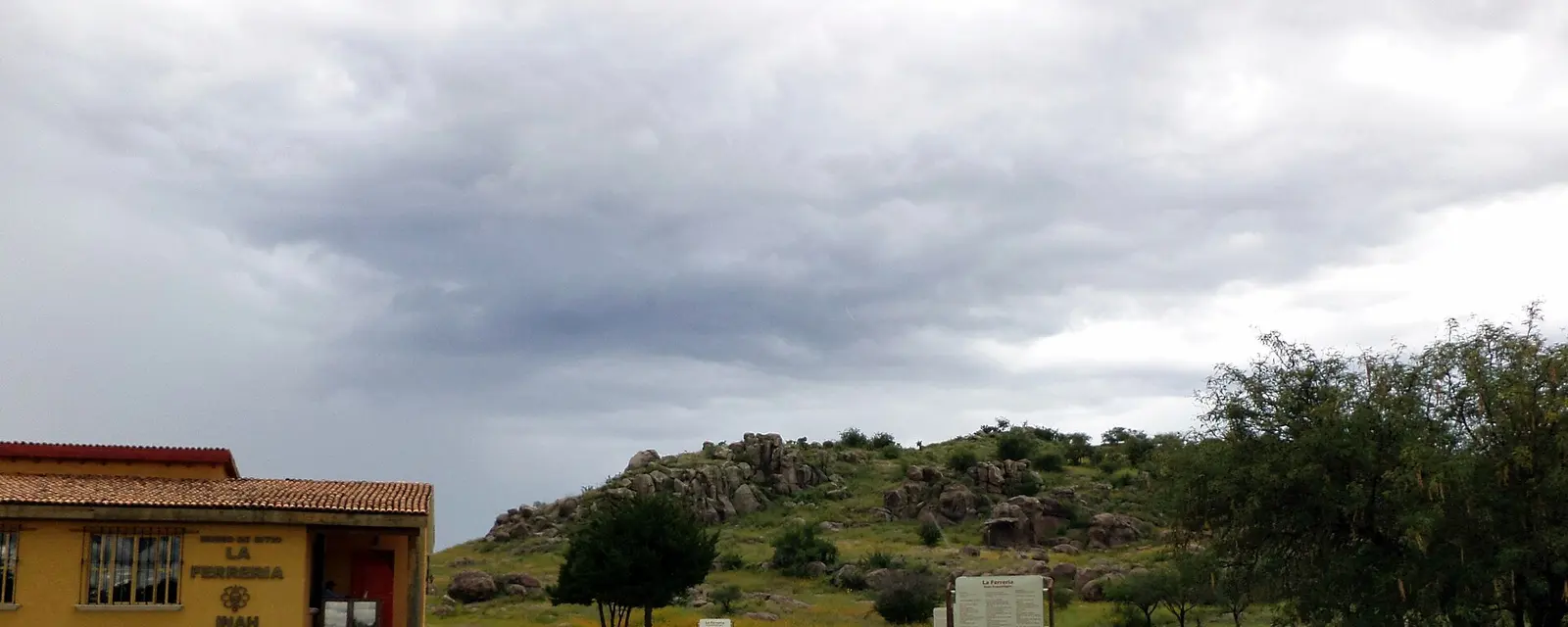 La zona arqueológica de La Ferrería con su museo de sitio al pie del cerro, en Durango