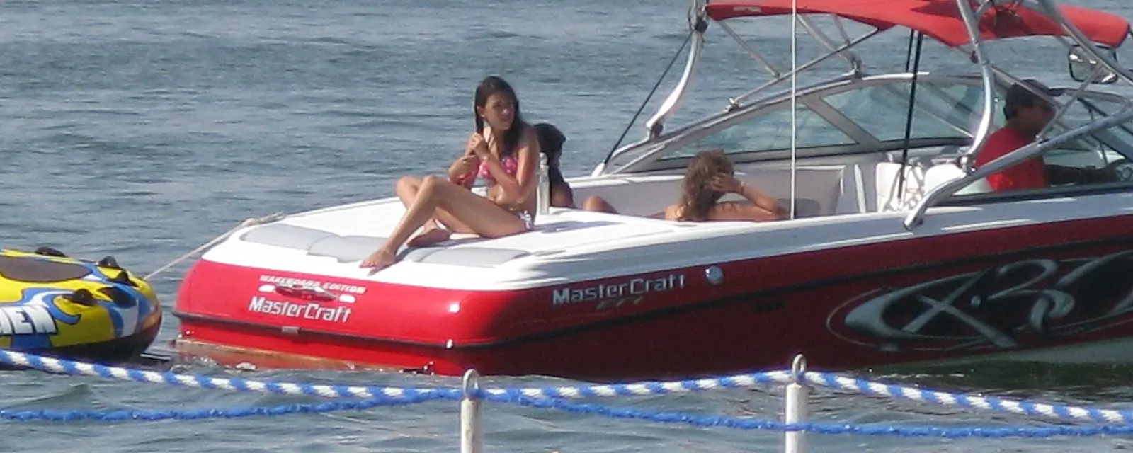 Lanchas paseando por el lago de Tequesquitengo, plan de grupo en Morelos