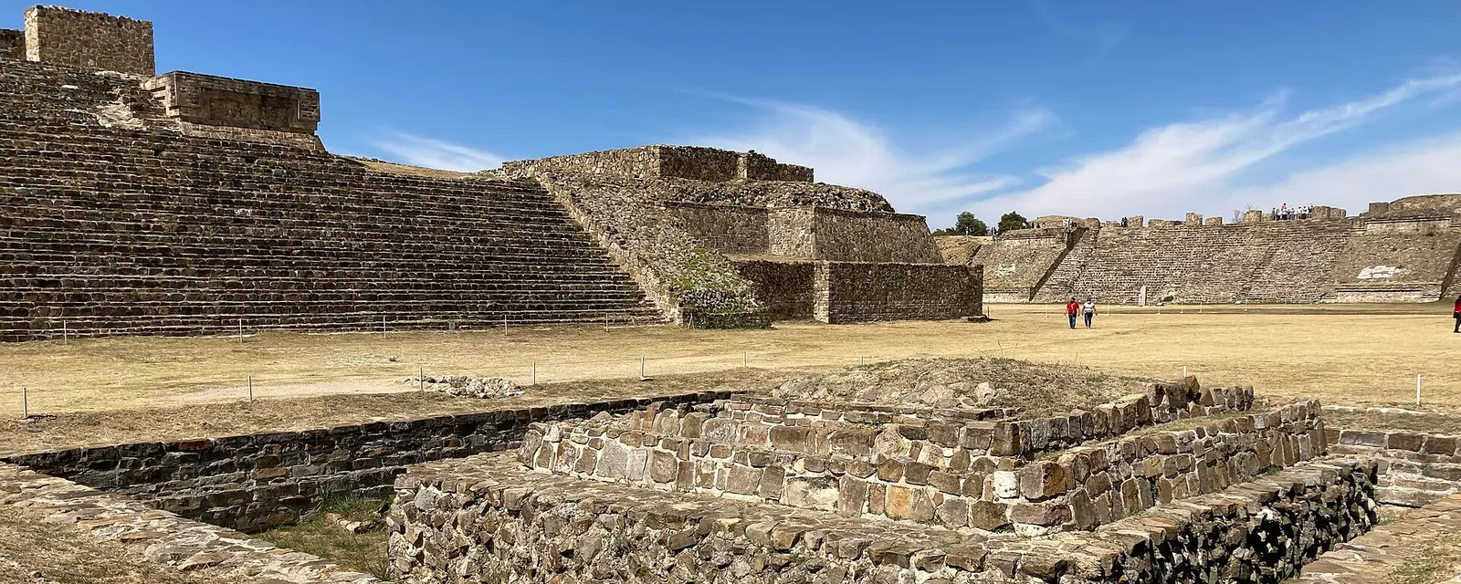 La gran plaza de Monte Albán sobre el cerro que domina los valles de Oaxaca