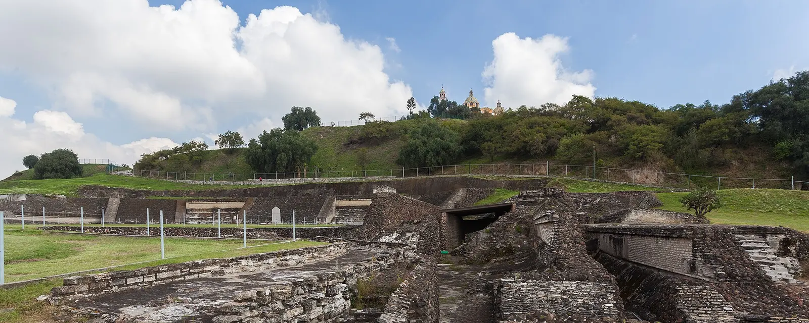 Gran Pirámide de Cholula con el santuario de los Remedios en su cima
